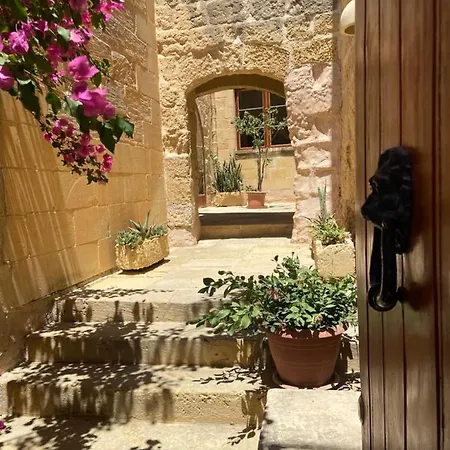 Razzett Cora * Victoria