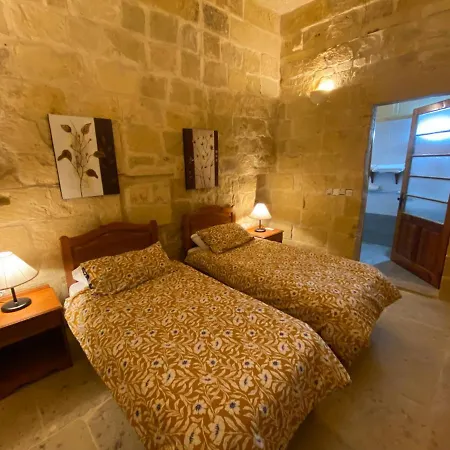 Razzett Cora * Victoria