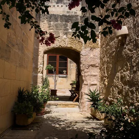 Razzett Cora * Victoria