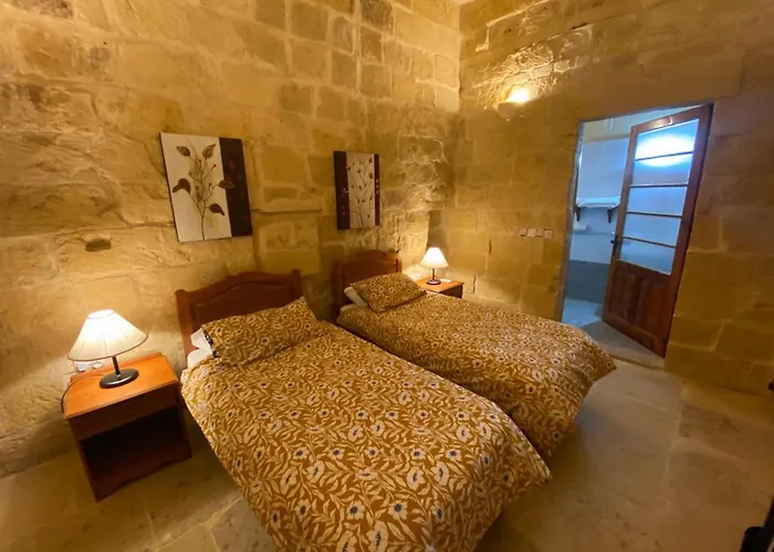 Razzett Cora * Victoria